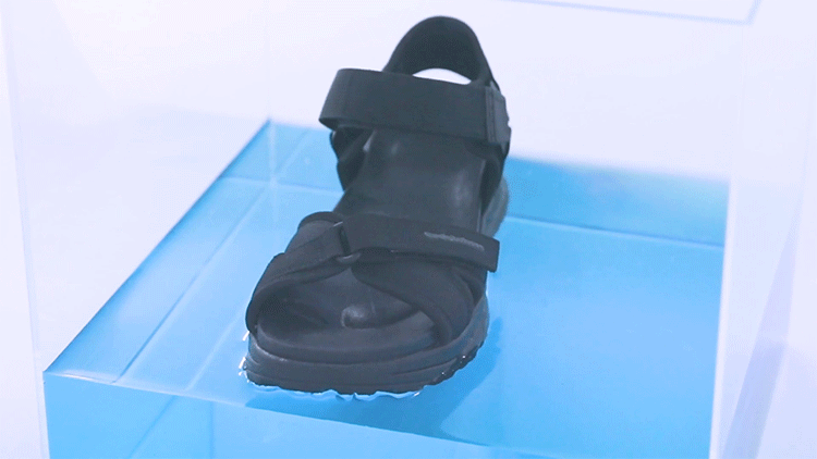 水の上に浮くほど軽い