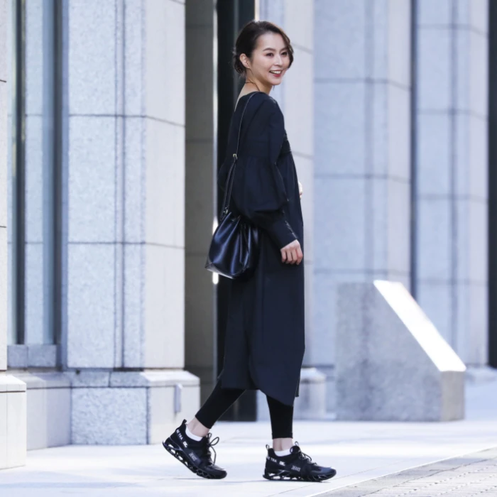 バランスコアスニーカー2（ブラック）を履く女性