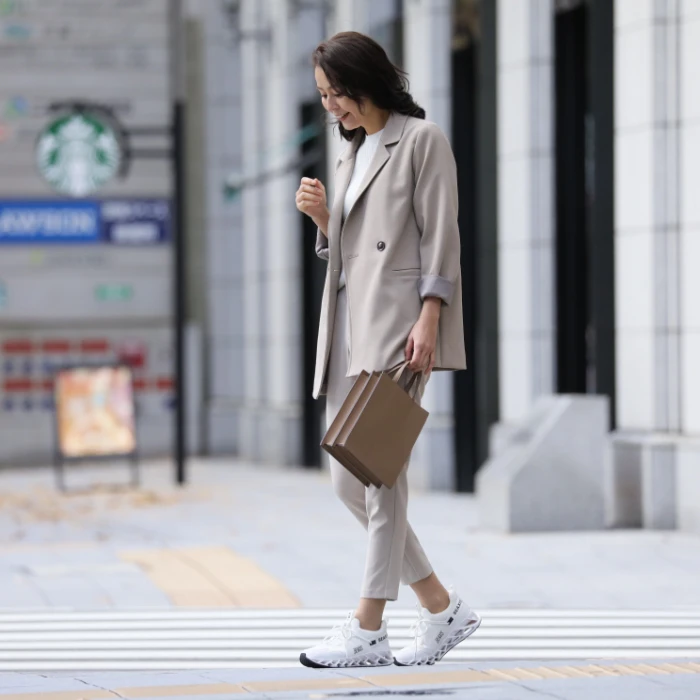 バランスコアスニーカー2（ホワイト）を履く女性