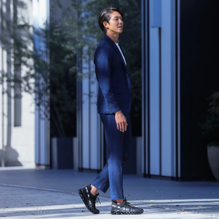 バランスコアスニーカー2(ブラック)を履く男性