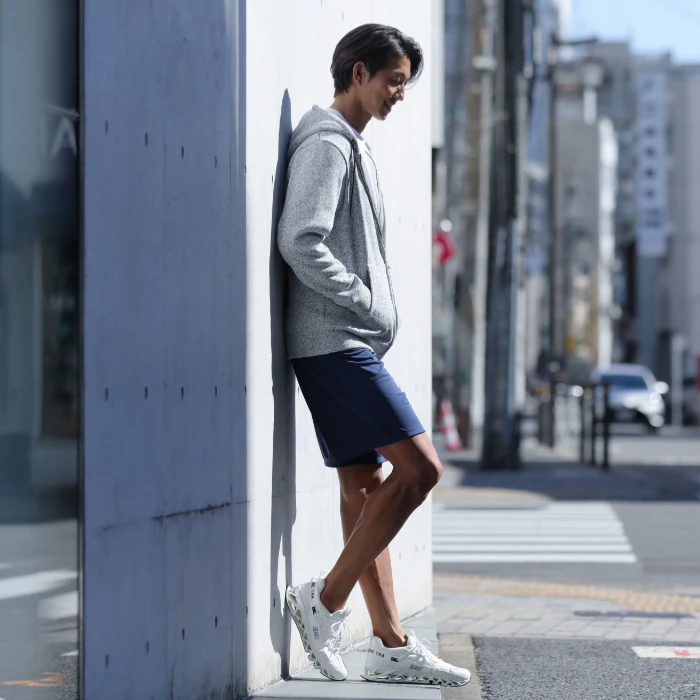 バランスコアスニーカー2(ホワイト)を履く男性