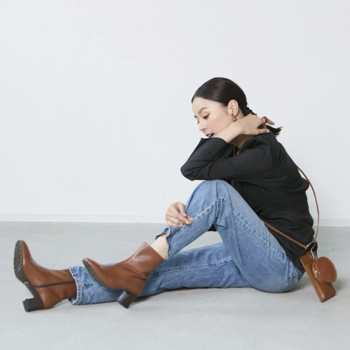 整体ブーツ（ブラウン）を履く女性