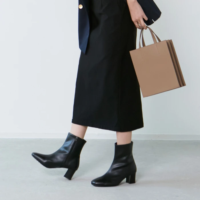 整体ブーツ(ブラック)を履く女性の足元