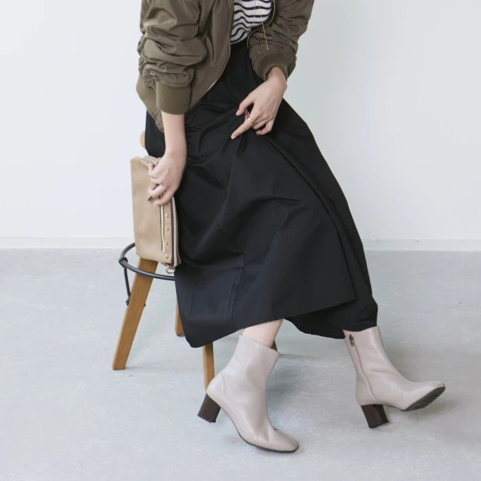 整体ブーツ(グレージュ)を履く女性の足元