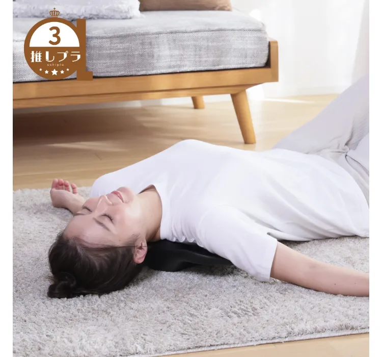 第3位の肩甲骨はがしピローを使用する女性