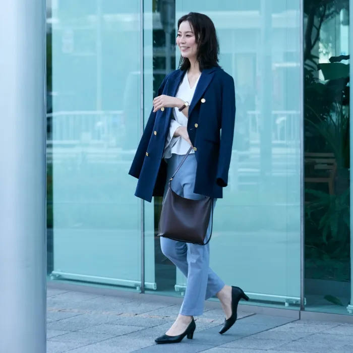 整体パンプス(スタンダード)を履く女性