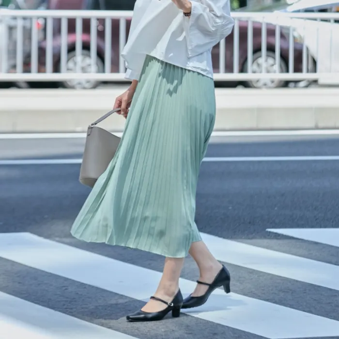 整体パンプス（ストラップ）を履く女性の足元