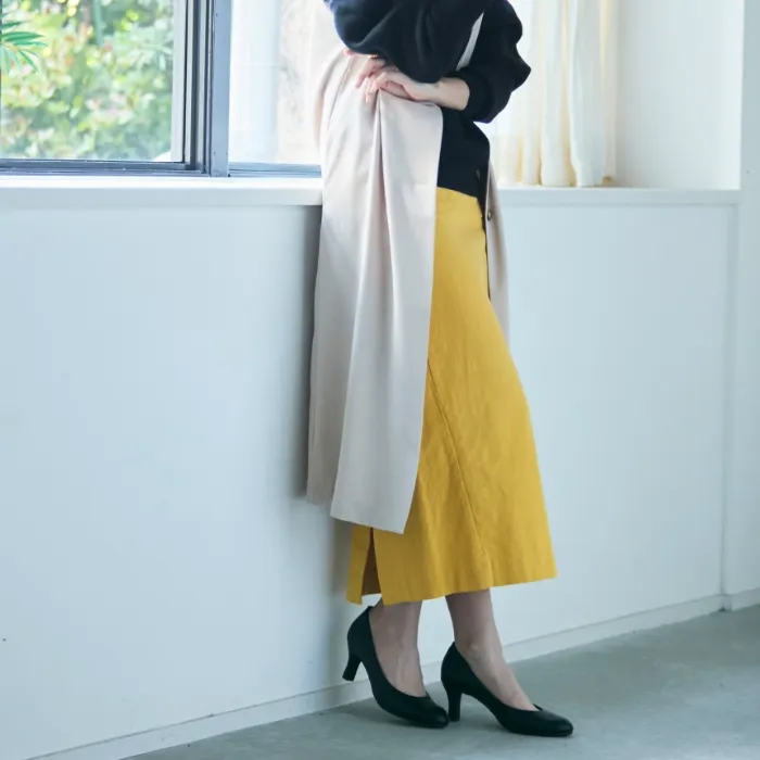 整体パンプス(スタイルアップ)を履く女性の足元