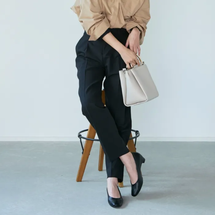 整体パンプス（ローヒール）を履く女性の足元