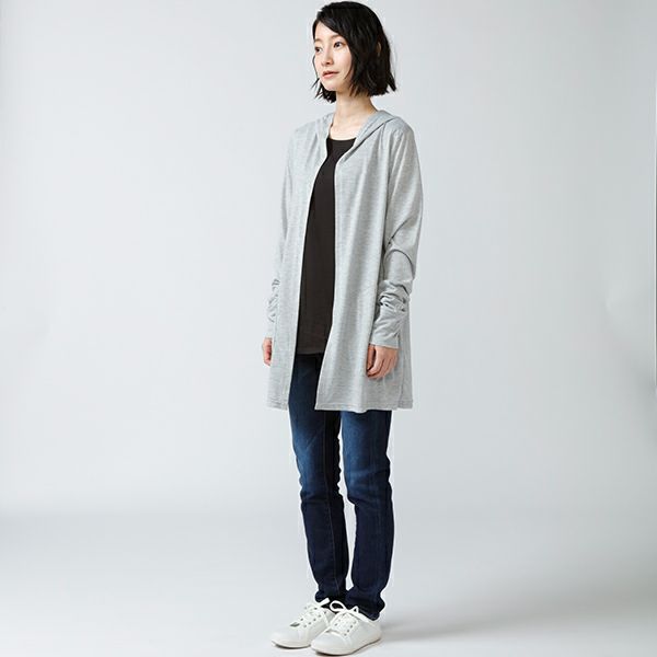 2023 UVブロックフーディ（グレー） 着用画像 斜め正面