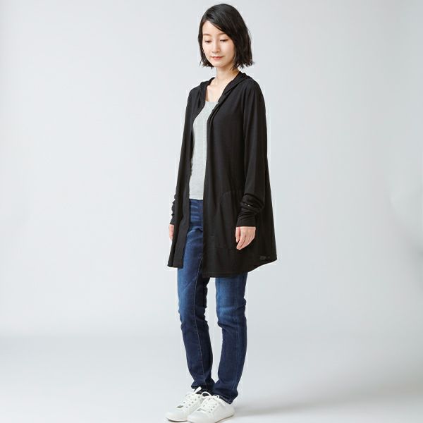 2023 UVブロックフーディ（ブラック） 着用画像 斜め正面