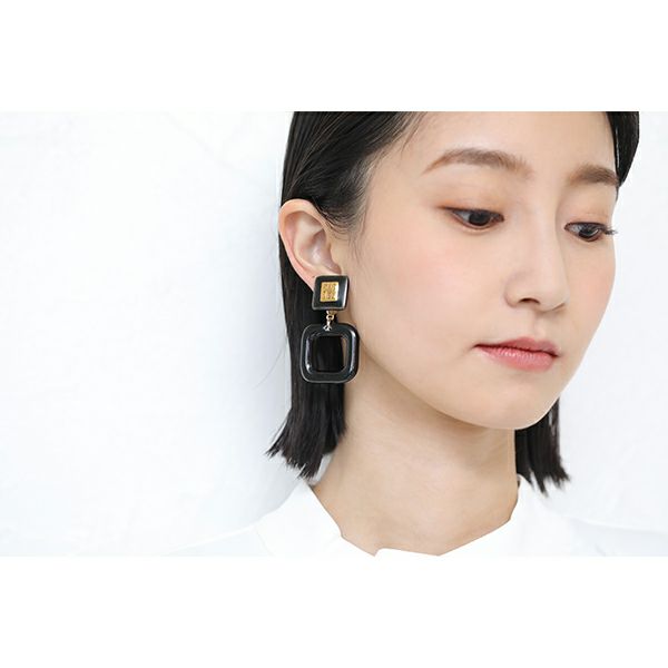 金印（ブラック/イヤリング） 着用画像