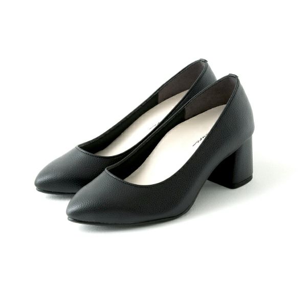 フットケアパンプス 6cmヒール（ブラック)斜め正面